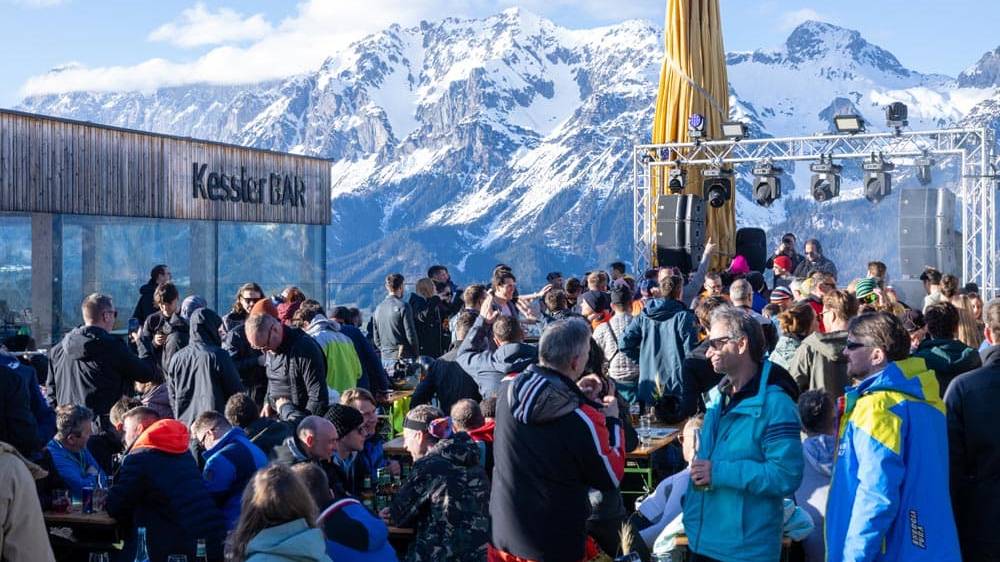 Dj mit Menschen auf der Terasse