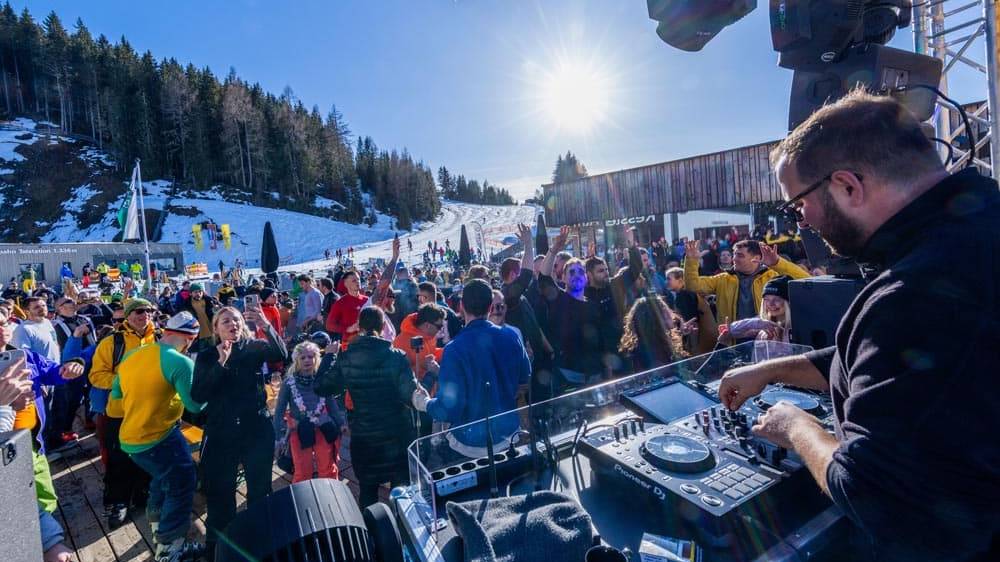 Dj mit Menschen auf der Terasse