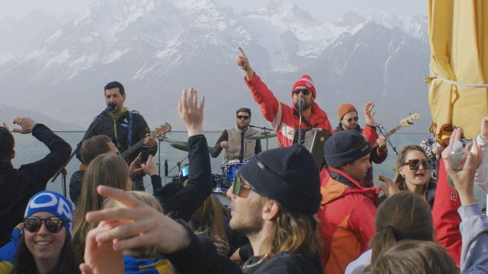 Foto von der Band auf der Terasse mit blick auf den Dachstein